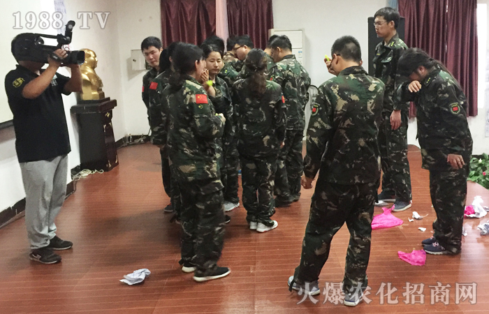 ����ͻ�����ң�ÿһ����ǰ�ж����ի@��