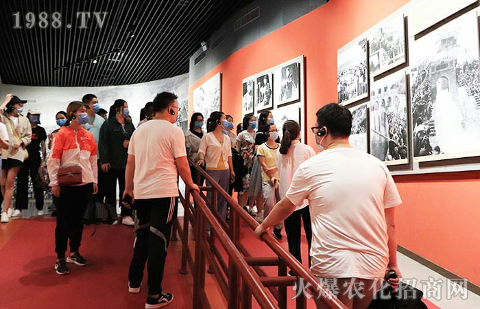 團(tuán)結(jié)協(xié)作，學(xué)習(xí)紅旗渠精神