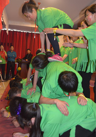 �L(f��ng)��չʾ-վ�ھ��˵ļ��������ø��h(yu��n)