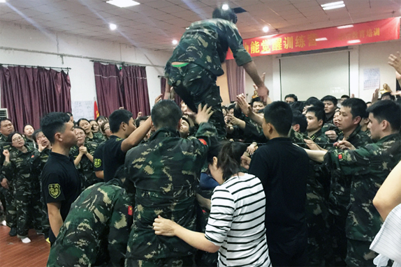 成功路上充滿荊棘，團結一心，終讓我們所向披靡！