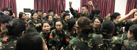 人生路，堅持方能成功，困難途中，攜手便是天堂！