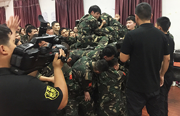 為勝利，無路，我們愿搭人肉梯！