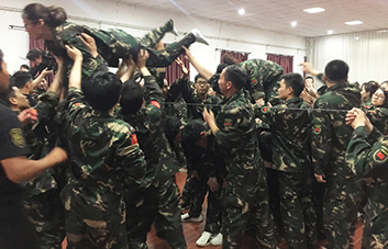 只有頑強拼搏，才能超越自我！