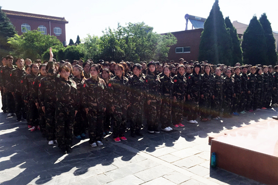 整體劃一、一令一動，火爆網全體學員迅速集合！