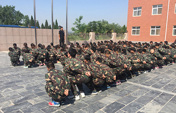 驕陽似火巋然不動，這才是火爆人的堅毅！