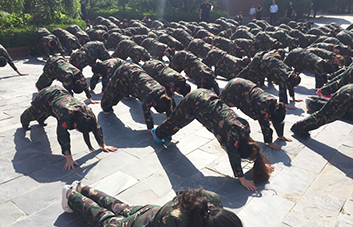 俯臥撐懲罰，全體人員為犯錯學員買單！