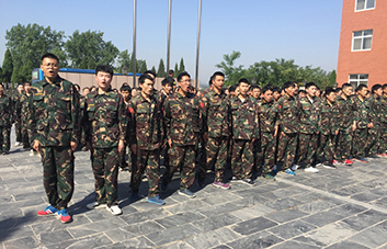 軍訓現(xiàn)場，教官逐個檢查軍姿標準！