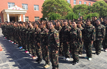 英姿颯爽，沒有矯揉造作，只有堅強！