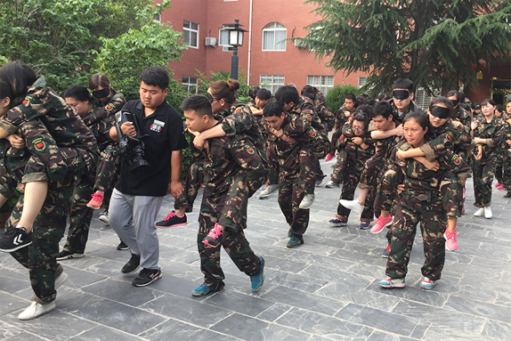 經歷艱苦和磨難，體驗親情、友情的珍貴！