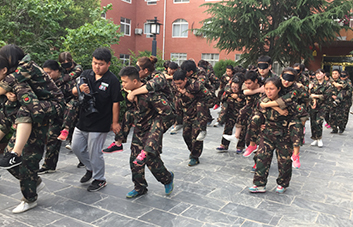 不論艱難險阻，我都將握緊你的手與你同行！