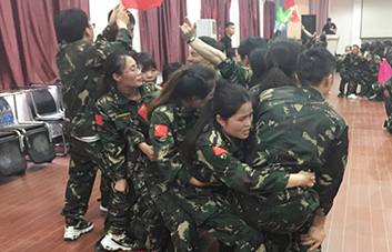 夢想能把迷茫驅散，堅持能把退縮打??！