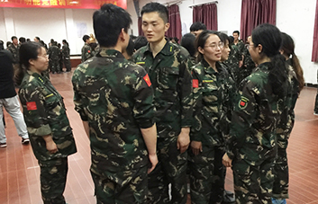 善于發(fā)現(xiàn)身邊世界的美，不吝嗇對別人的贊美！