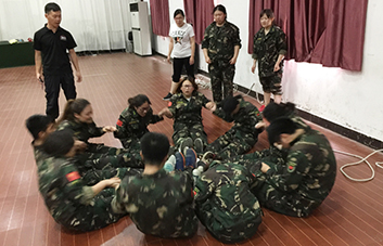 馳騁賽場，爭分奪秒，這是現(xiàn)實版的速度與激情！