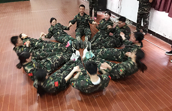 默契配合、高效協(xié)作，把不可能變?yōu)榭赡埽? />
                <p>默契配合、高效協(xié)作，把不可能變?yōu)榭赡埽?/p>
            </li>
            <li>
            	<img src=