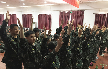 舉手表決，領袖魅力征服現(xiàn)場學員！