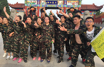 火爆網戰(zhàn)士們頑強拼搏，賽出風格！