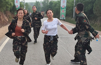 不論是攙扶還是背扛，我們沒有丟掉任何一個人！