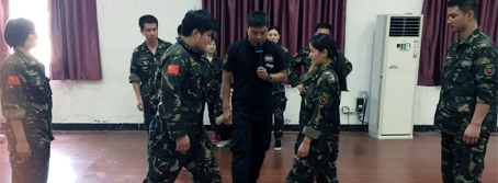 兩眼緊觀敵方手，一心謀劃成功策！