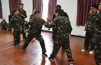 凝心聚力，為榮譽而戰(zhàn)；聚精會神，為集體爭光！